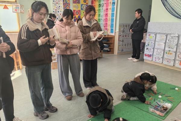 海州灣幼教集團(tuán)總園開展“山海潤童趣 區(qū)域共成長”區(qū)域游戲觀摩教研活動(dòng) (1).jpg